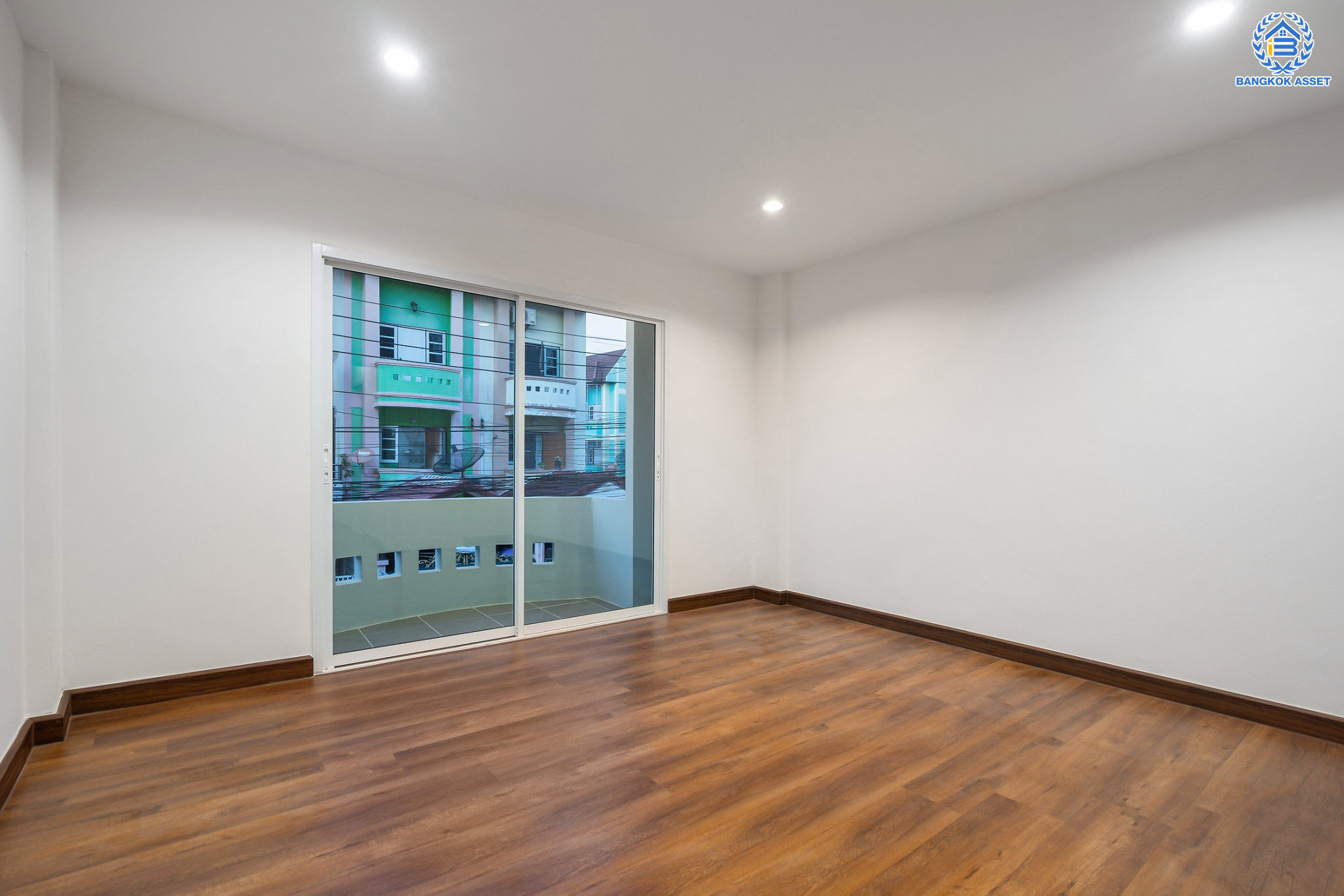 บ้านมือสองตกแต่งใหม่ ม.ศรีบัณฑิต5 บางกรวย ทาวน์เฮ้าส์ 3 ชั้นหลังใหญ่ เนื้อที่ 18 ตร.ว. ทำเลโซนเมือง ฟังก์ชัน 4 ห้องนอน 3 ห้องน้ำ 1 ที่จอดรถ ตอบโจทย์ทุกการเข้าอยู่ พร้อมรองรับครอบครัวขยาย อยู่บนทำเลเชื่อมต่อหลายเส้นทาง ใกล้จุดขึ้นทางด่วน "ศรีรัช" และรถไฟฟ้าสายสีน้ำเงิน "สถานีบางอ้อ"